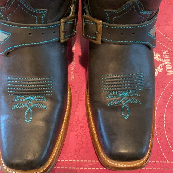 Reyme Boot - Authentic Leather - gently worn - still smells of leather! Size 9 - Picture 5 of 15